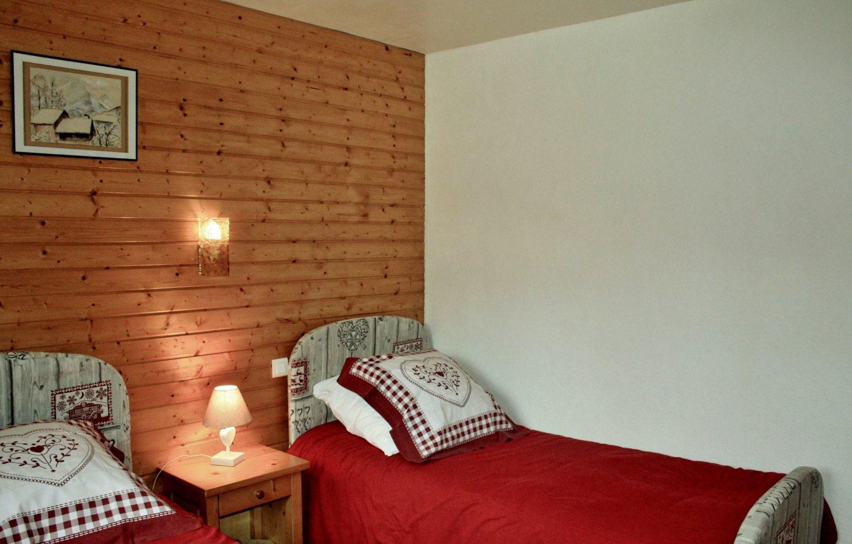 chambre 3 ( 2 lits 0.9x1.90) avec une douche